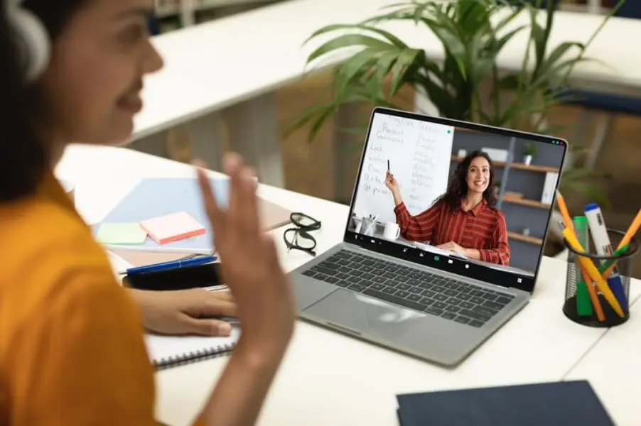 Aulas Ao Vivo Interaja com professores e colegas